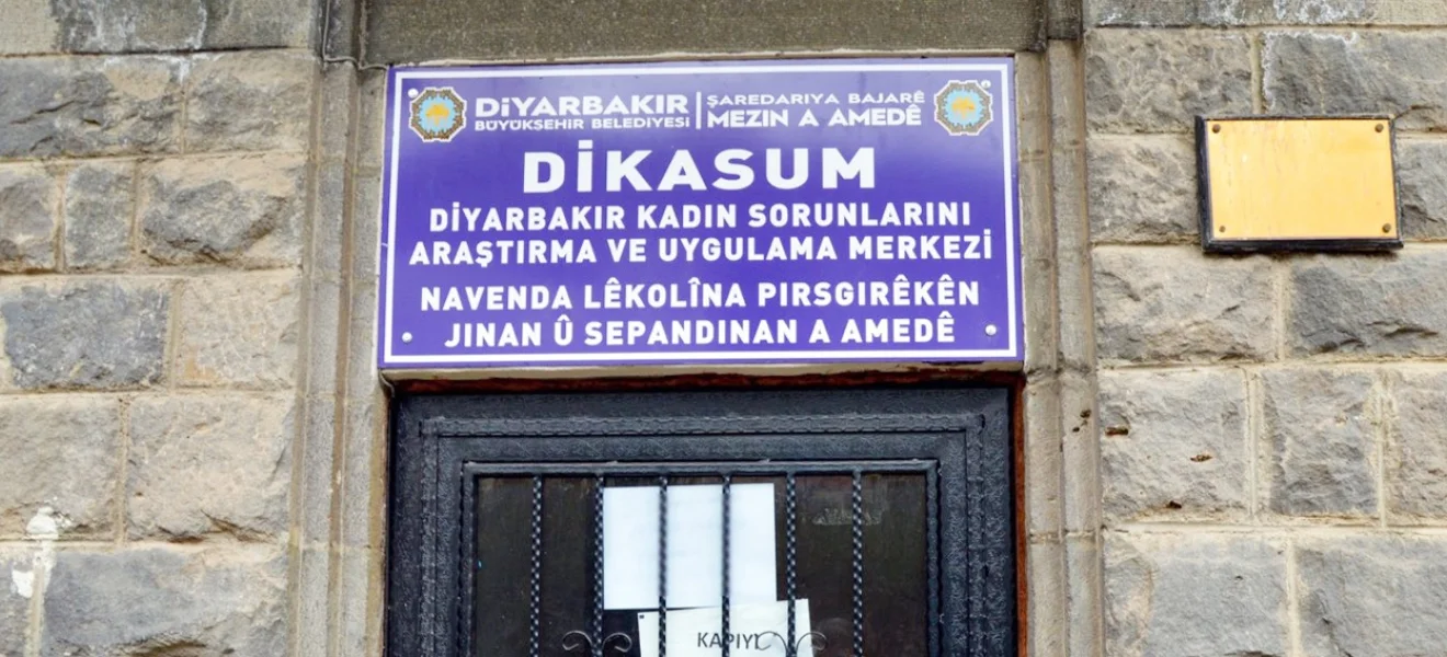 Kayyum mühürledi, kadınlar açtı