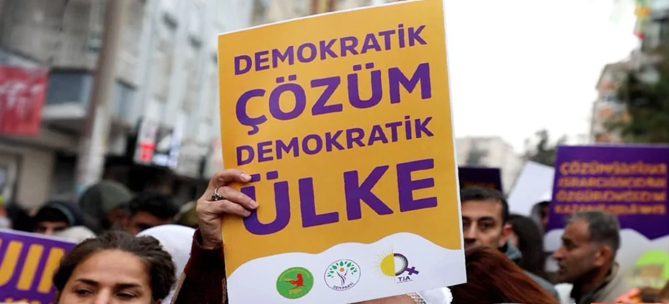 Sandık uzakta, masa ise önümüzde