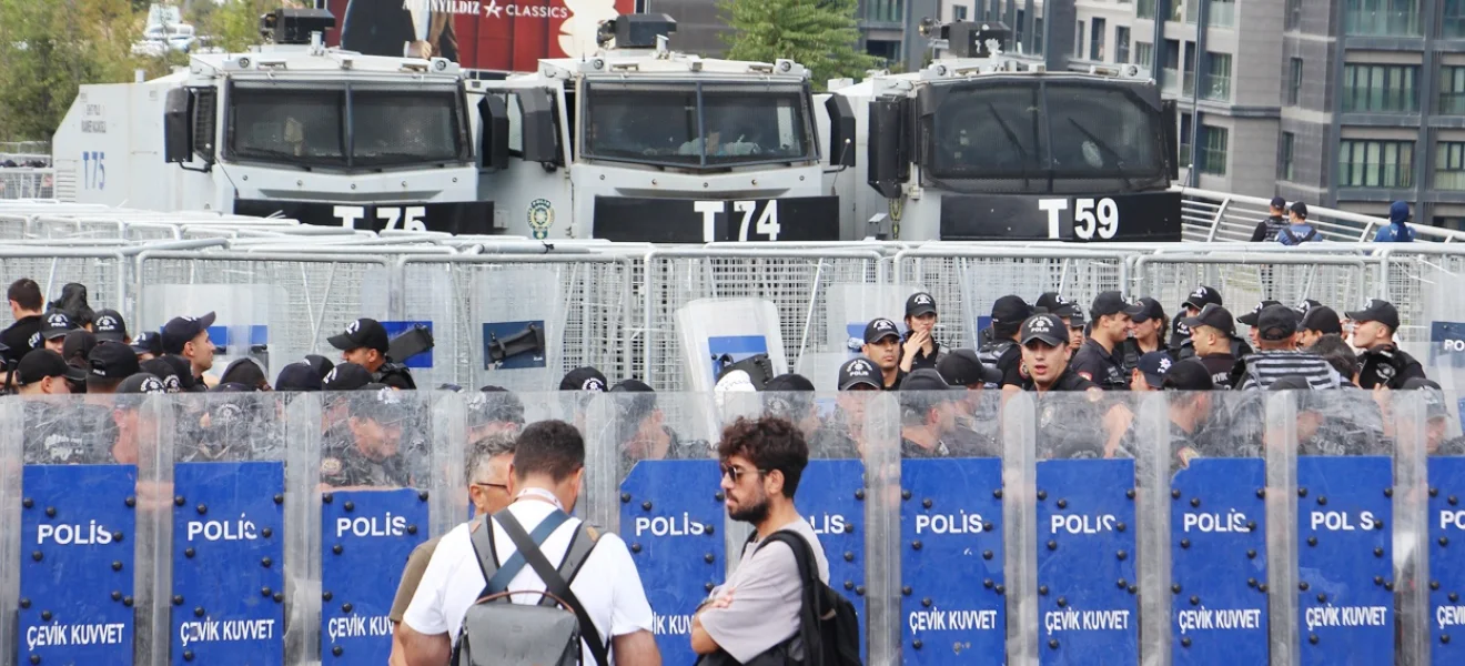Demokrasiyi değersizleştirmek