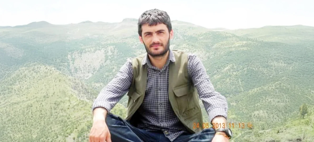 Yüzünde asılı kalan gülüş