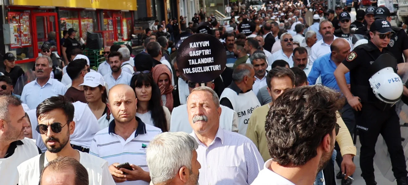 Kayyumları belediyelerden çekin