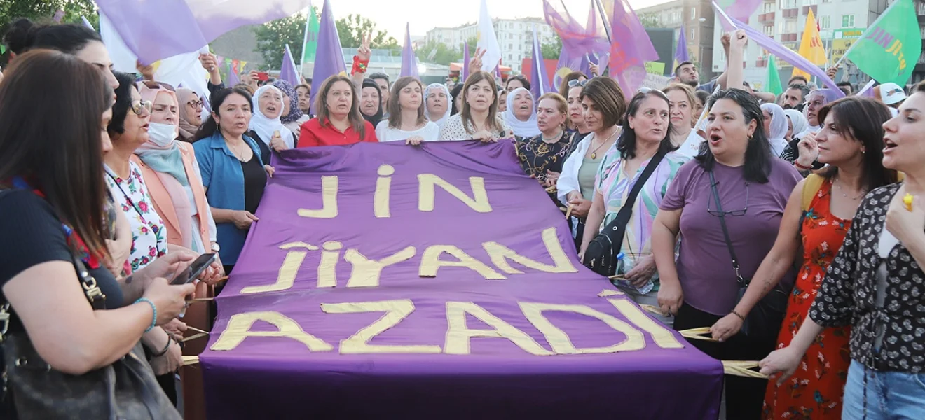Kadınlardan Koç’a suç duyurusu