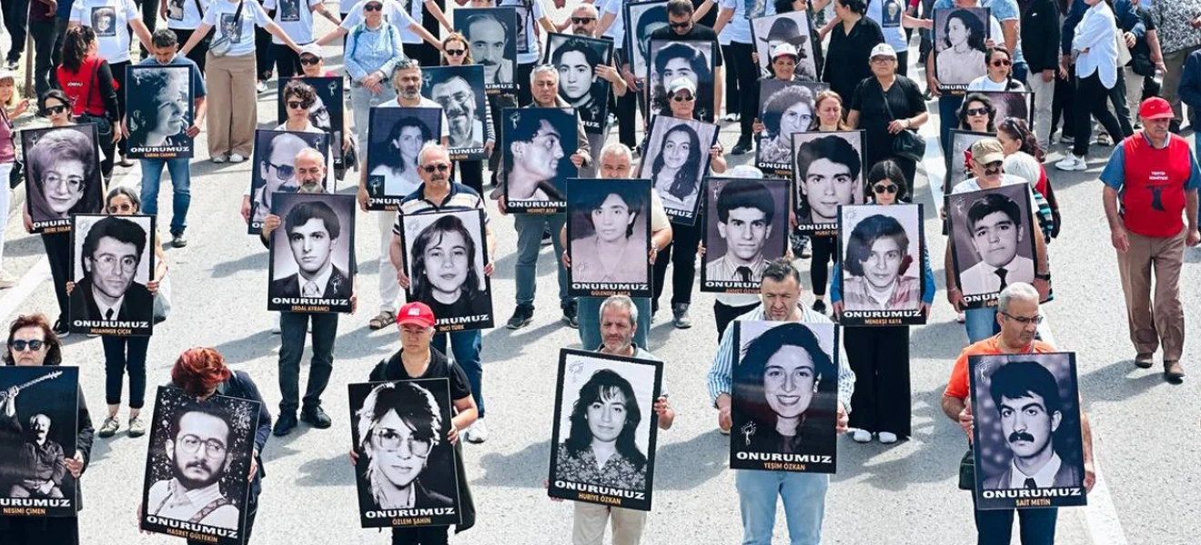 Dökülen aydın gözlerimizdi