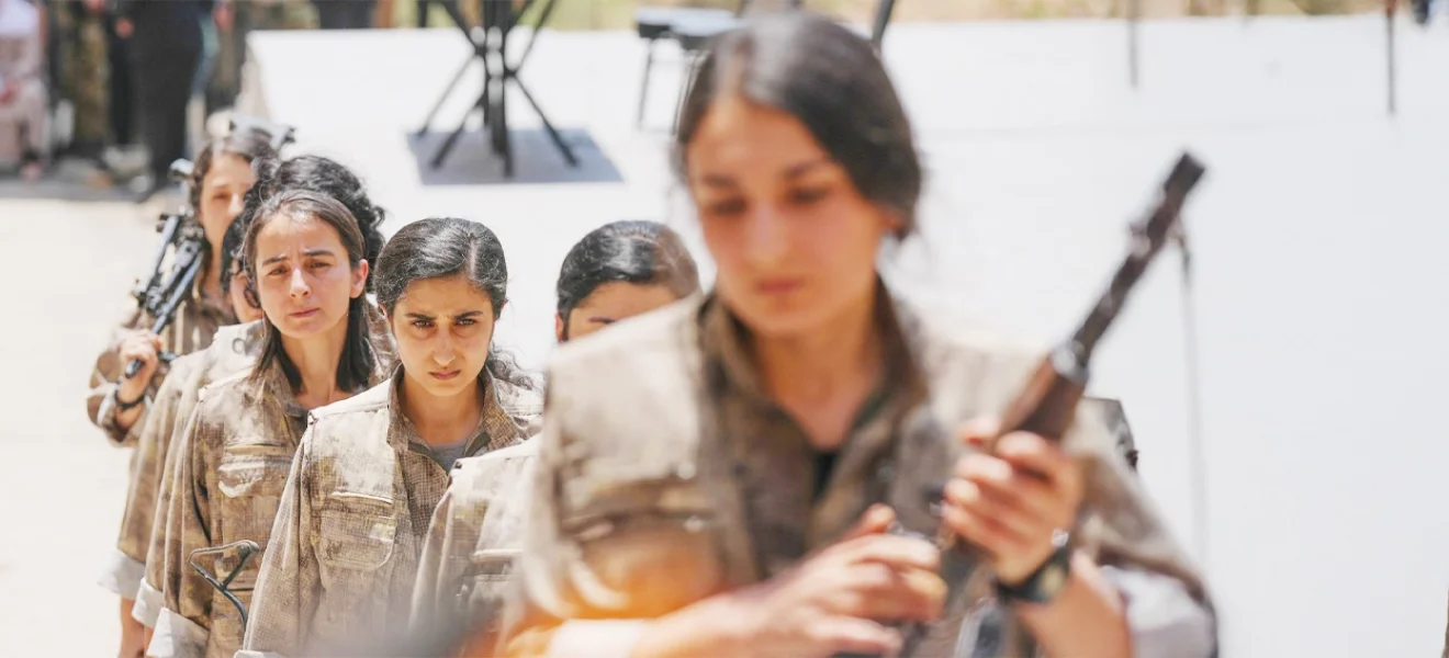 Silah yakan kızını bekliyor