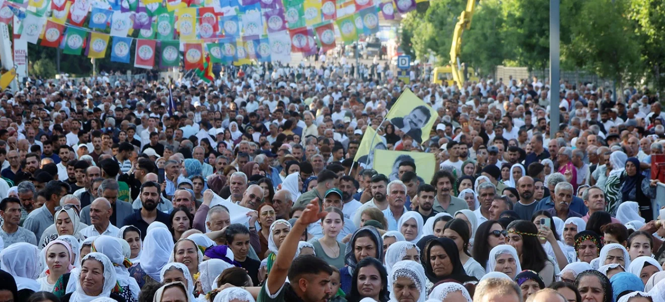 Kürt sorunu demokrasiye kaldı