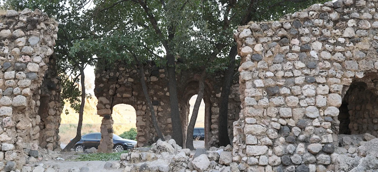 500 yıllık medrese çöküyor
