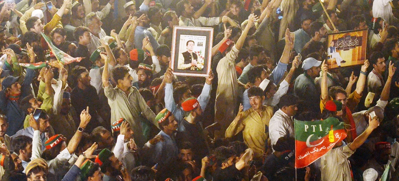 Pakistan’da sivil otorite ordunun gölgesinde