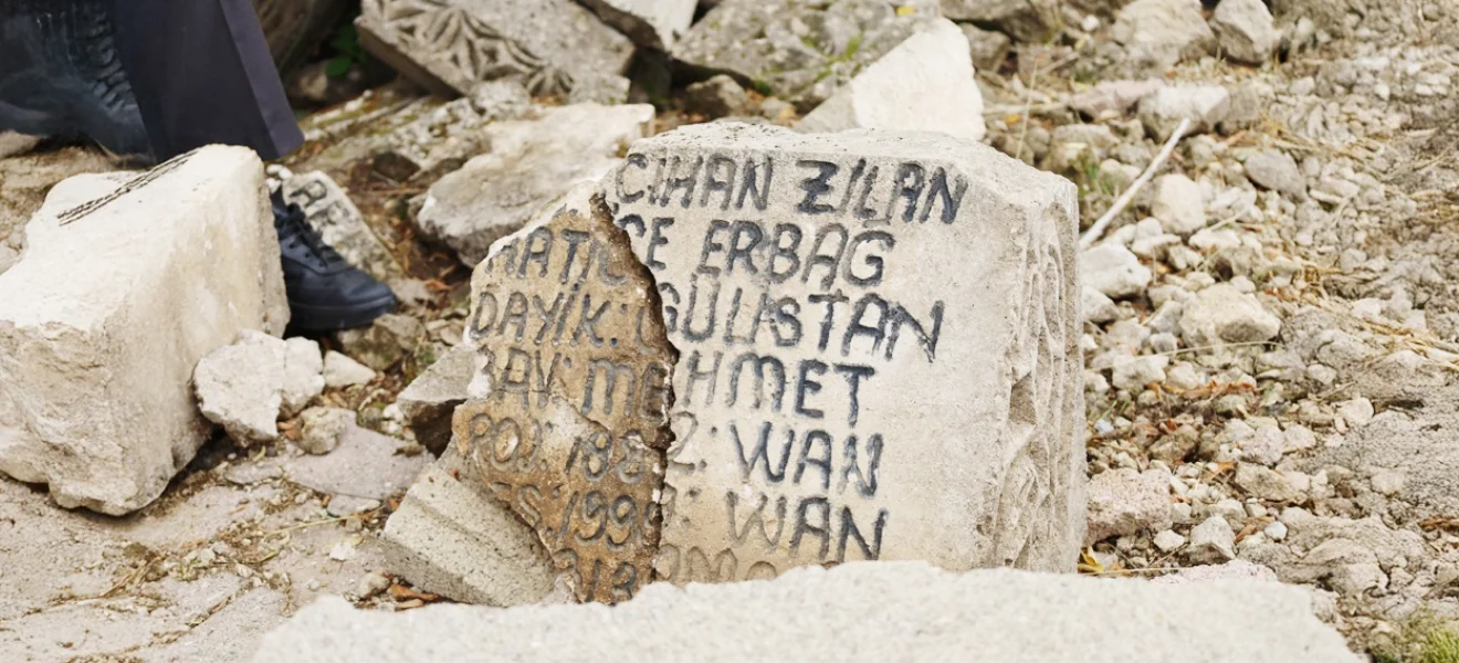 Mezar taşına ulaştılar