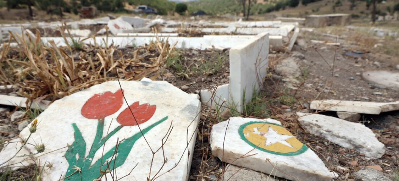 144 mezar balyozla parçalandı