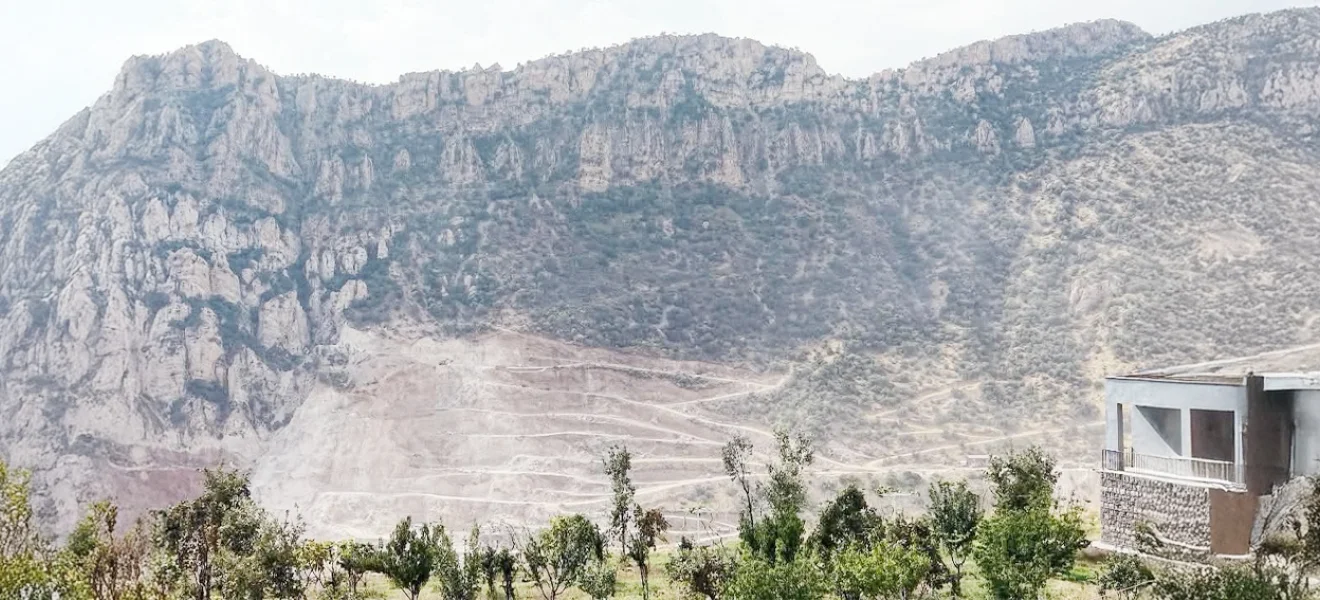 Herbol’u boşaltan devlet dağı kazıyor