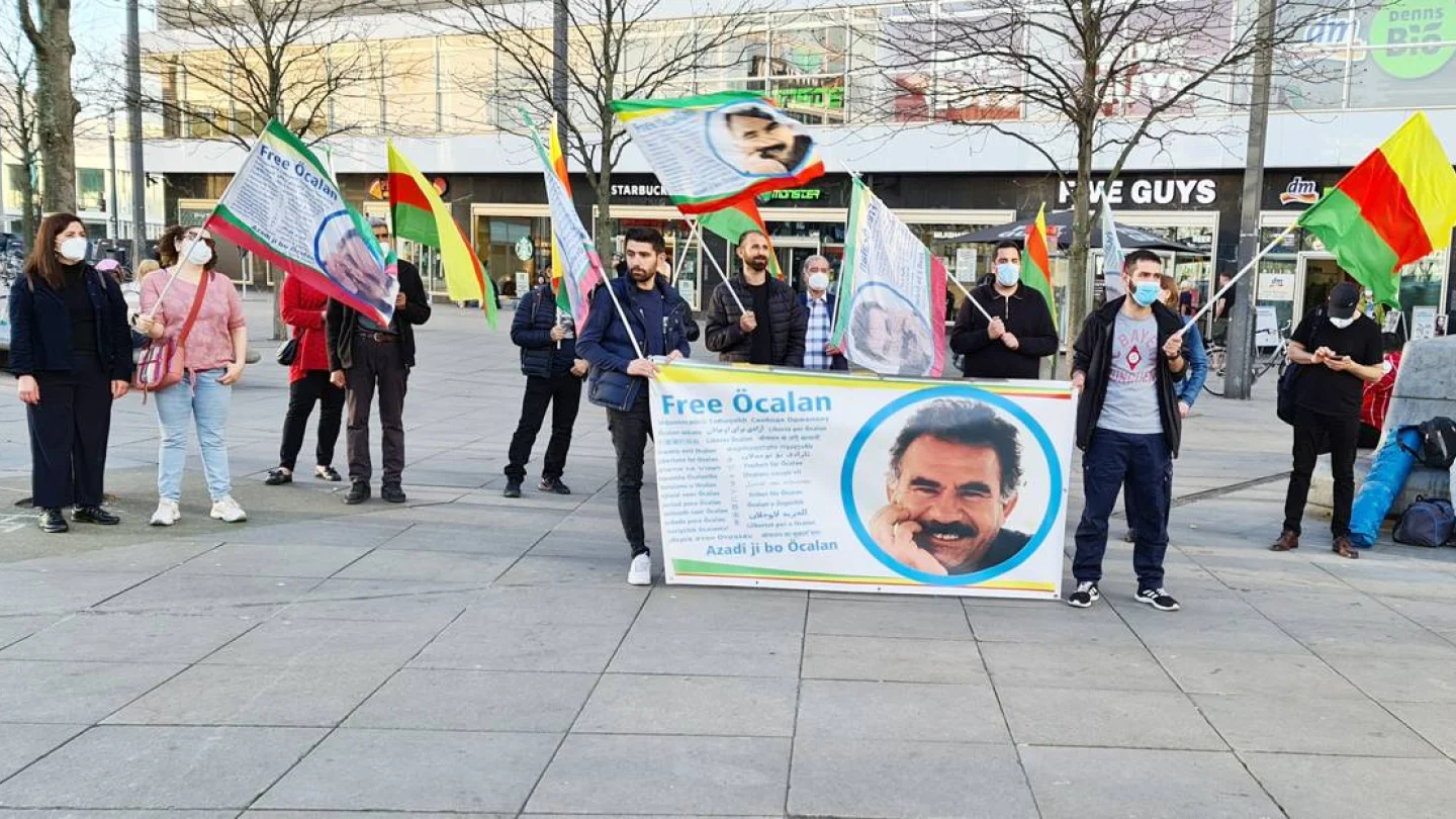 Gençler Berlin'de Öcalan için eylemdeydi