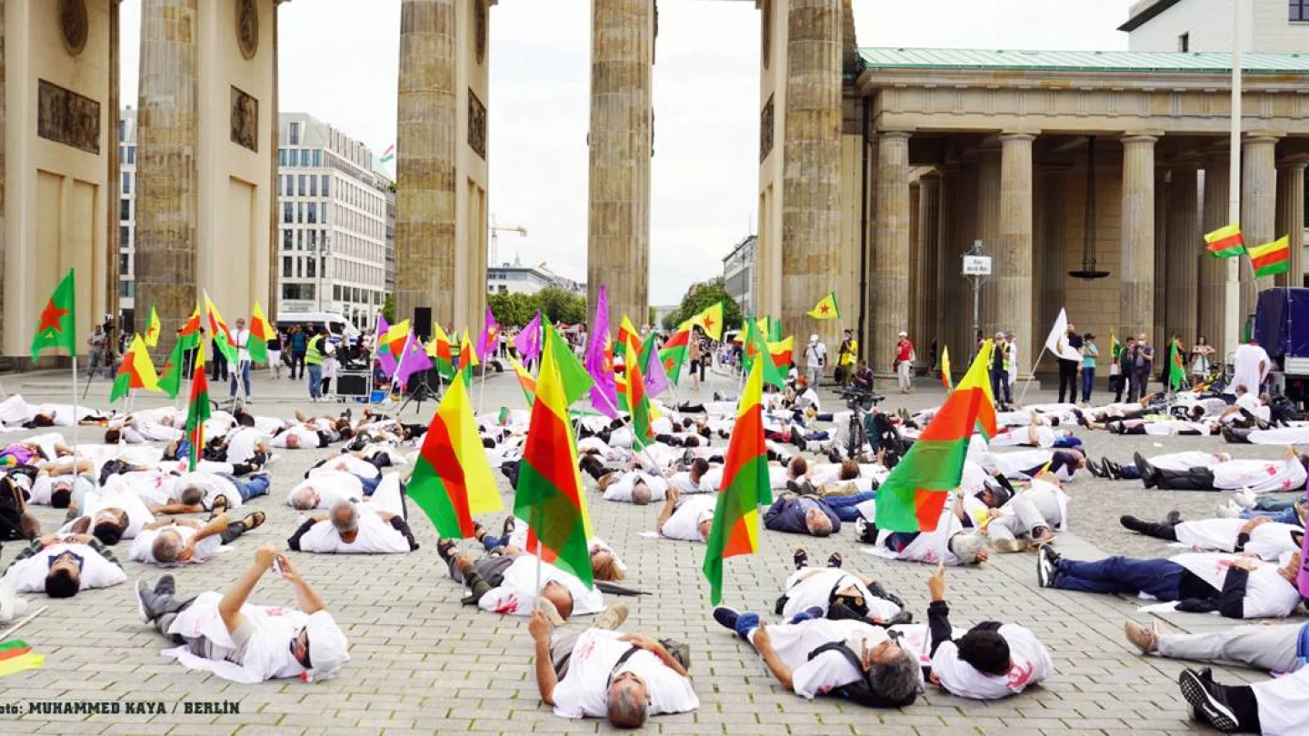 Kürt halkına yönelik katliamlar kefenli eylemle protesto edildi / foto: MUHAMMED KAYA