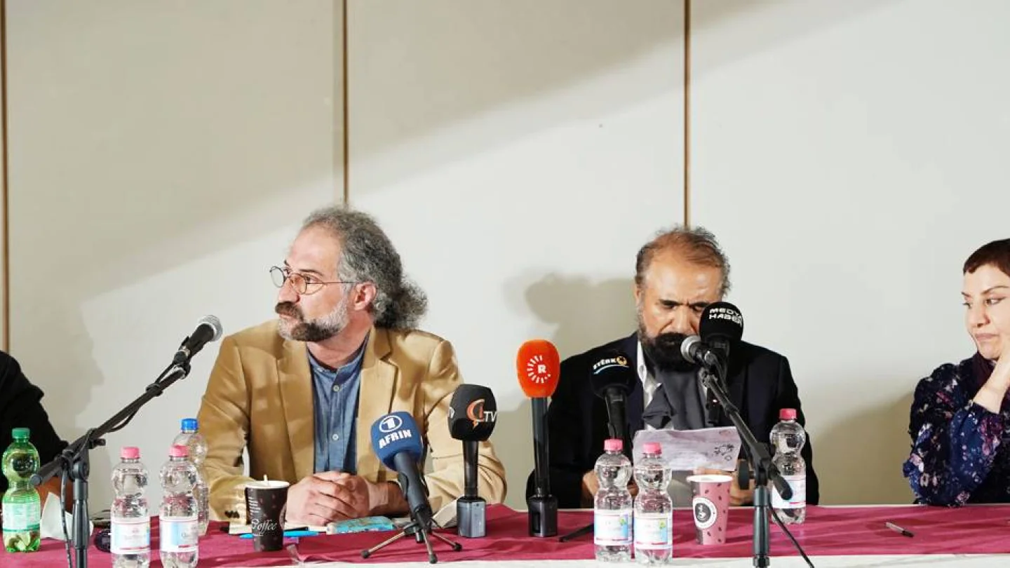 Sanatçılar basın açıklaması yaptı