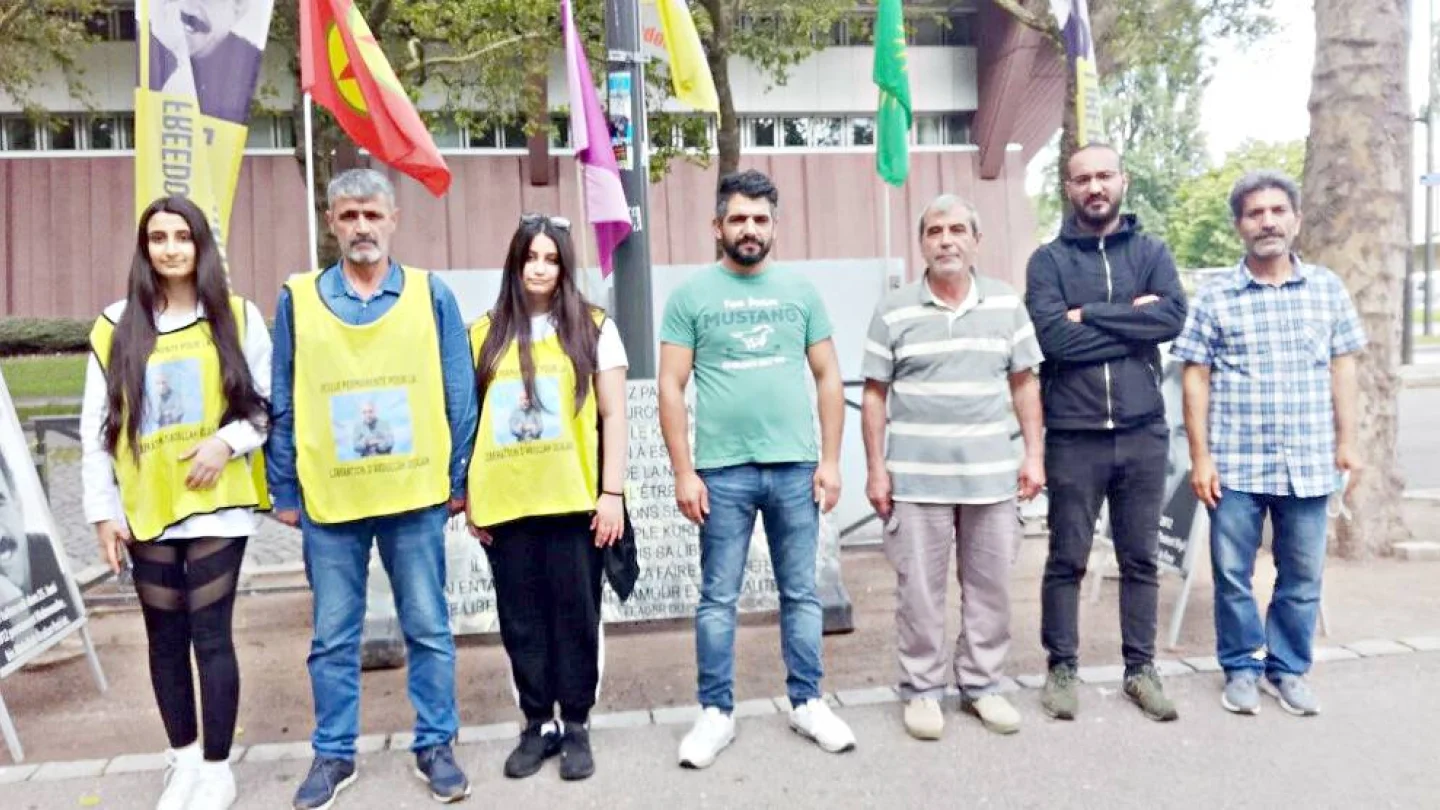 Özçelik ailesi özgürlük nöbetinde