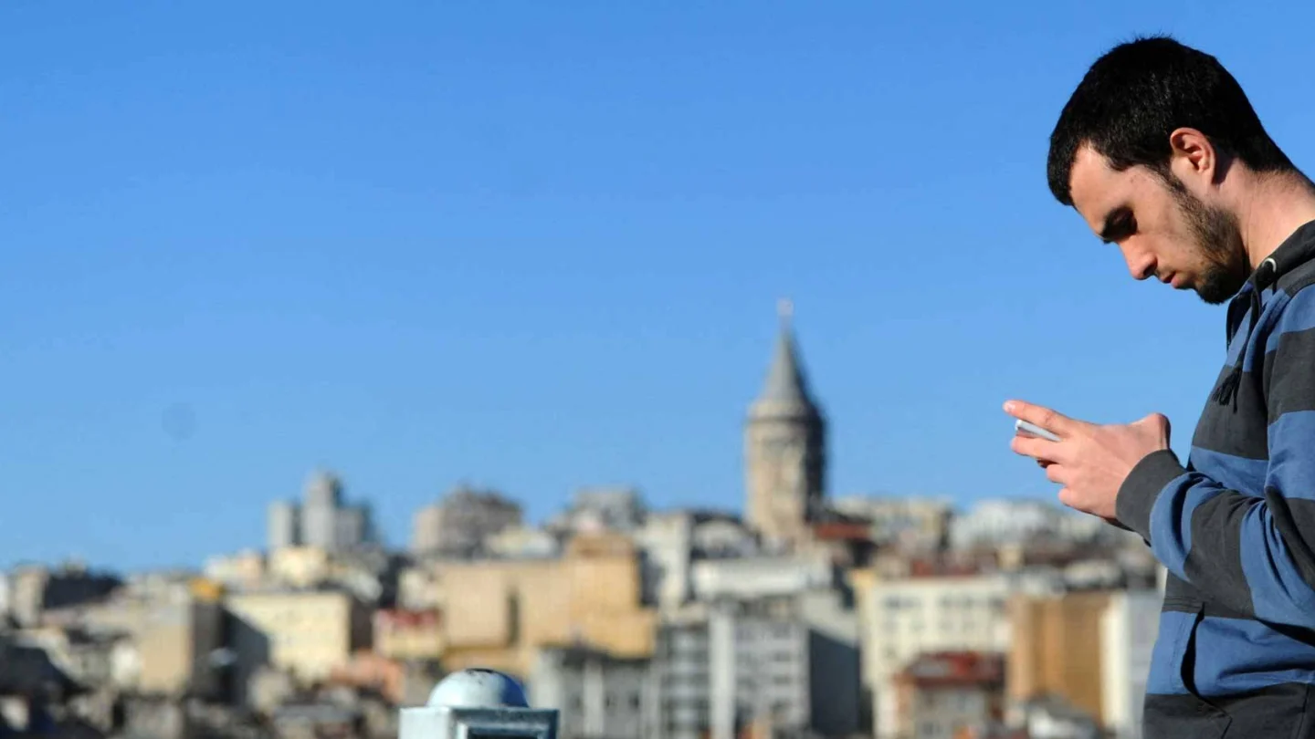 MOBIL INTERNET TELEFON SOSYAL MEDYA 