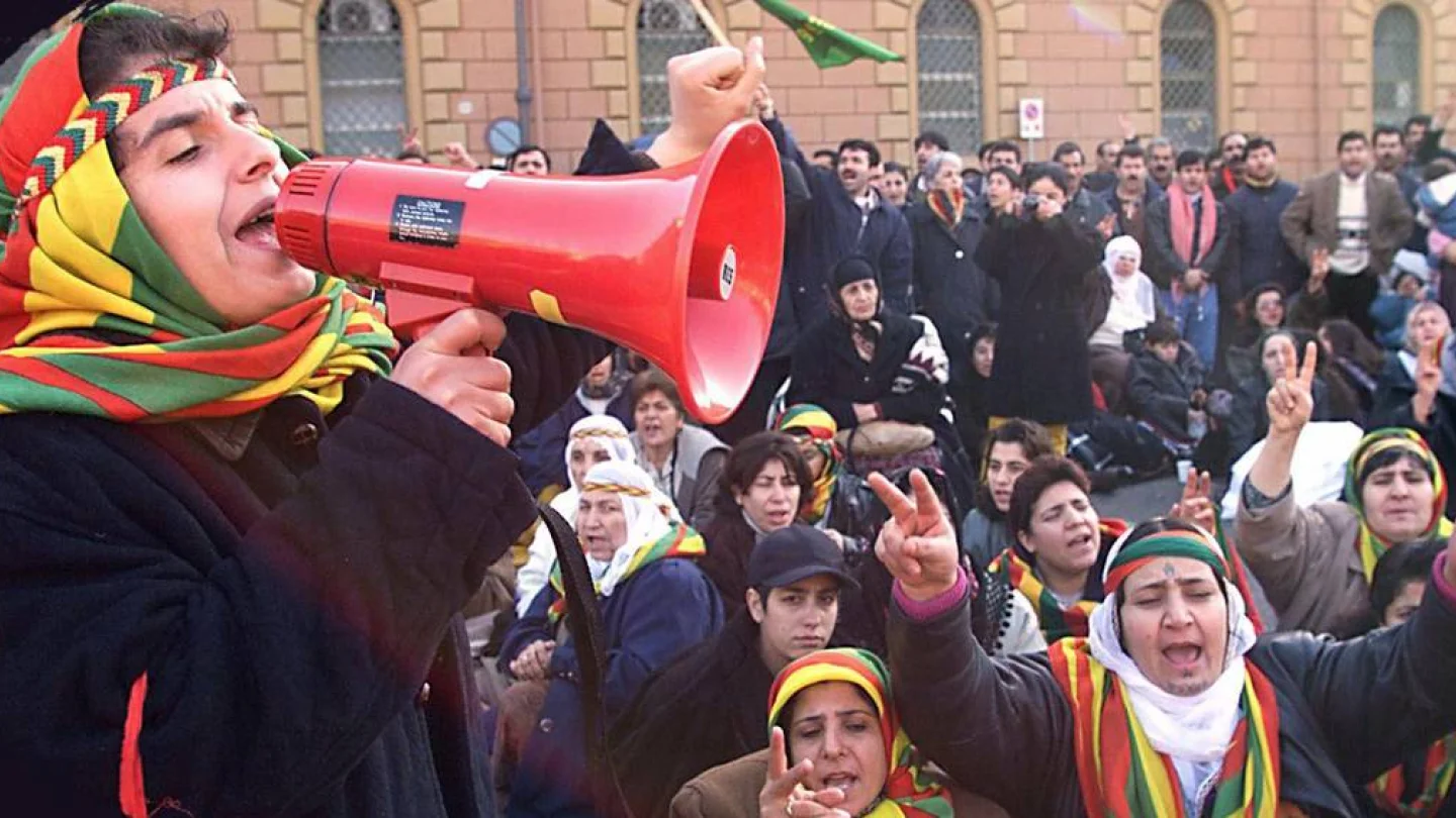 Öcalan’ın İtalya’ya gittiğini duyan Kürtler, Romaya akın etmişti