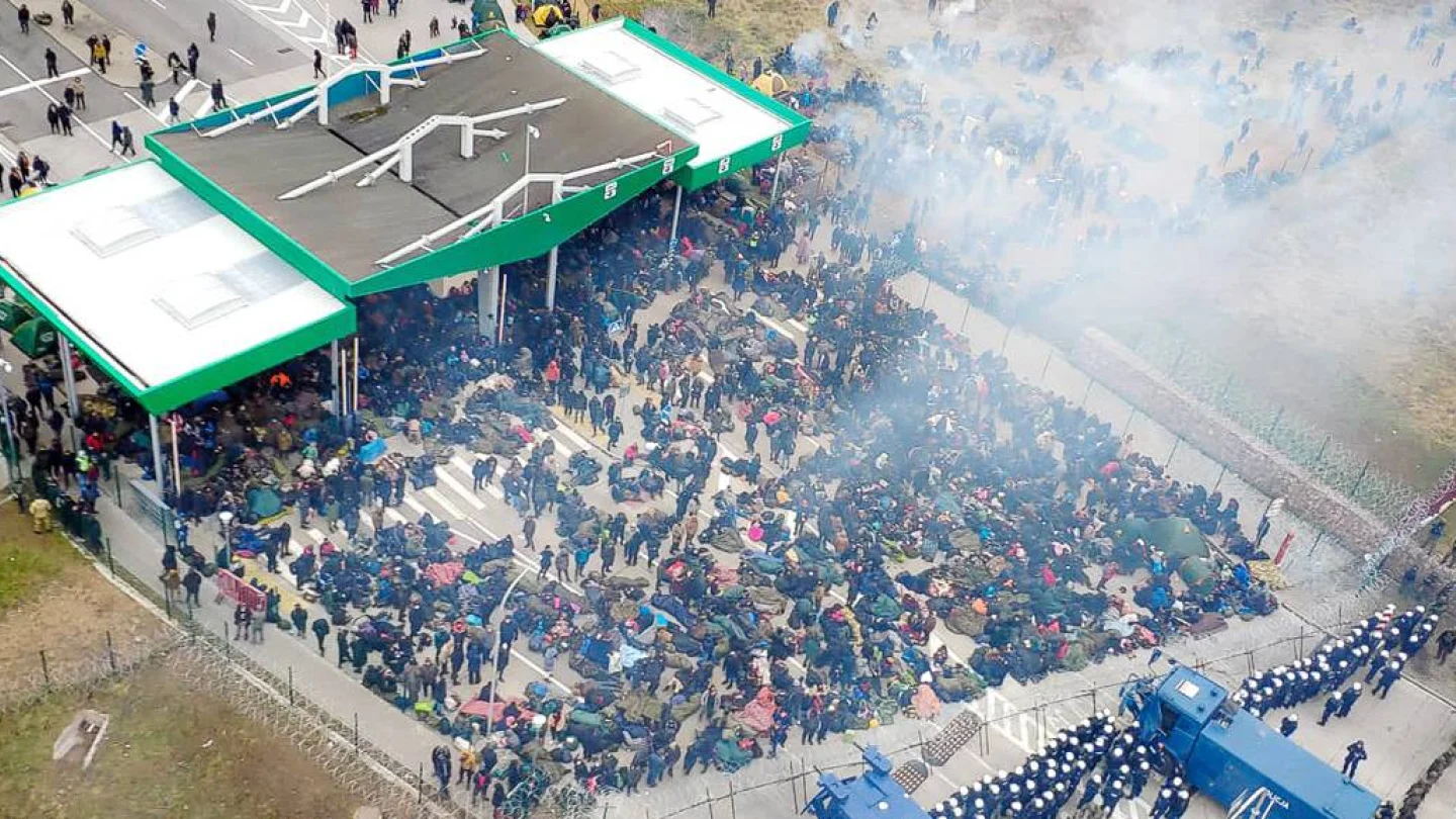 Polonya'ya göre kapıya dayanan göçmenlerin sayısı 3 bin 500’e ulaştı. foto: AFP