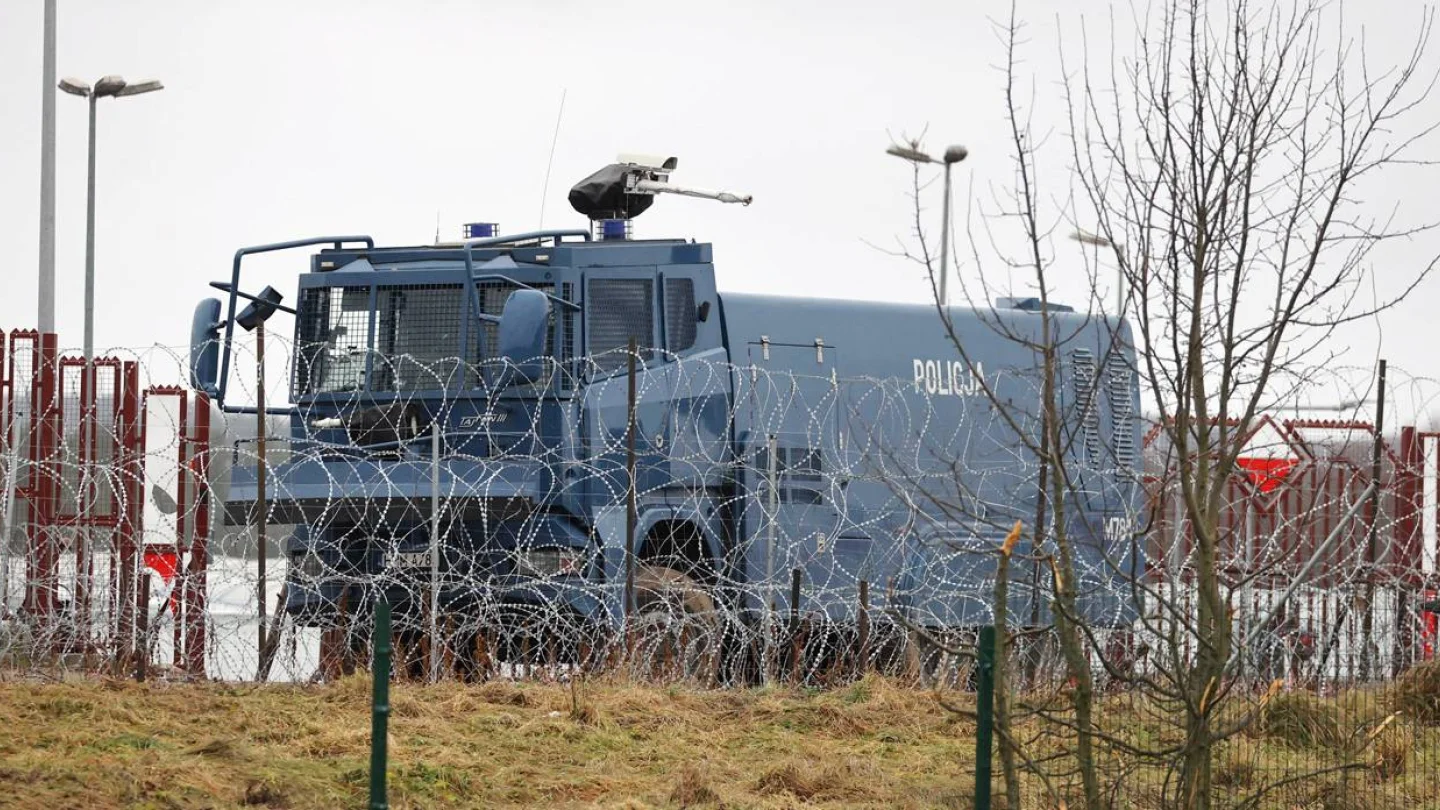 Polonya askerlerinin mültecileri engelleme girişimleri sürüyor/foto: AFP