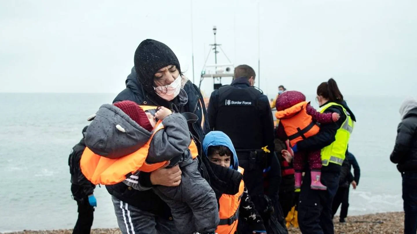 Manş denizini aşmaya çalışan mülteciler/foto: AFP