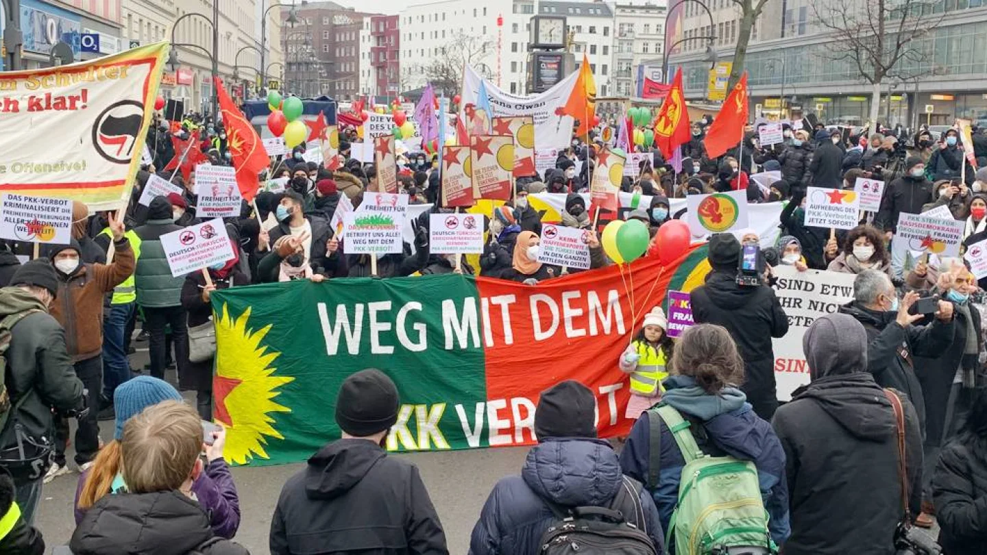 Berlin'de PKK yasağı protesto edildi/foto: Veysi Işık/Yeni Özgür Politika