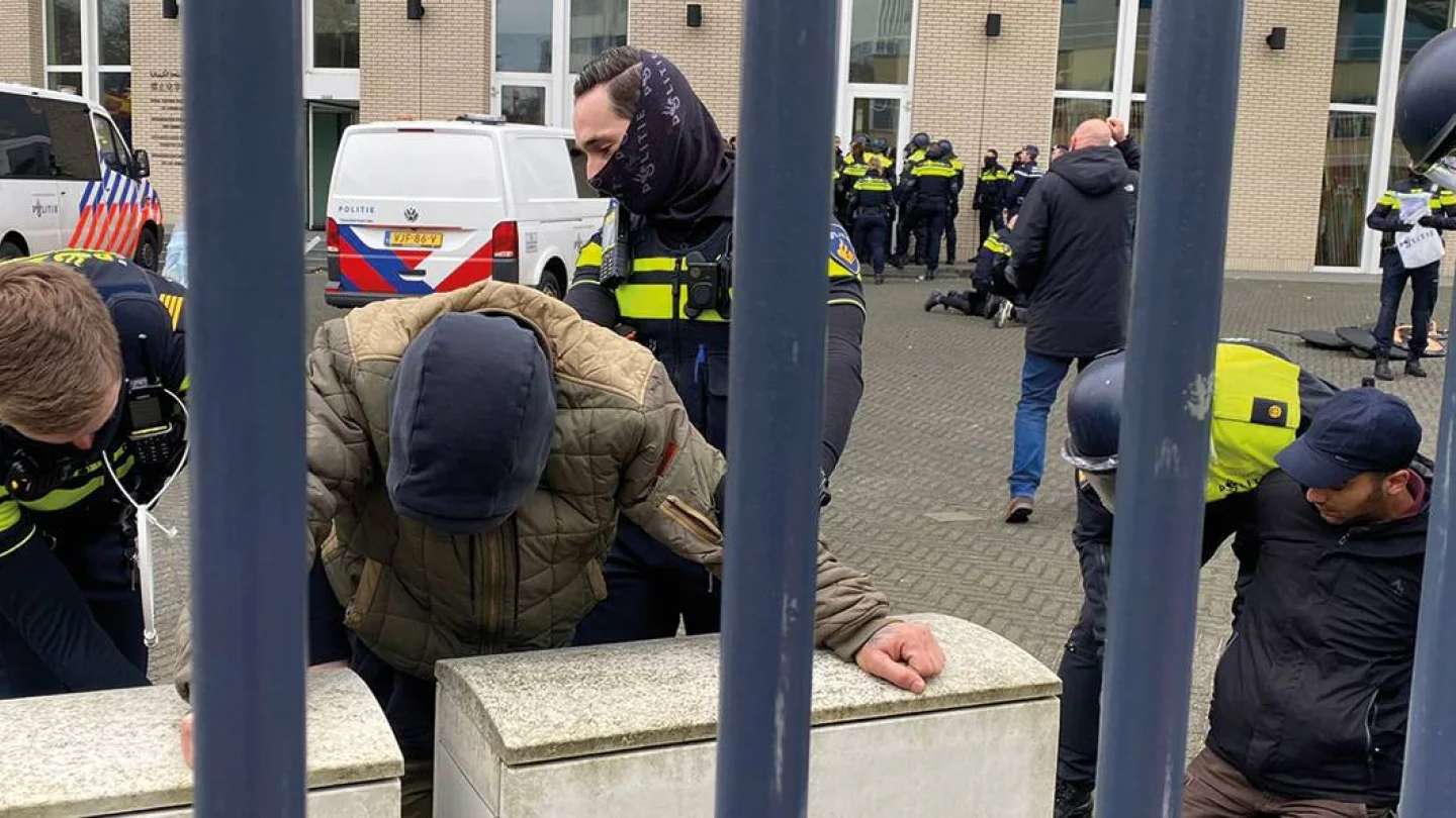 Gençlerin OPCW önünde düzenlediği eylemden bir kare