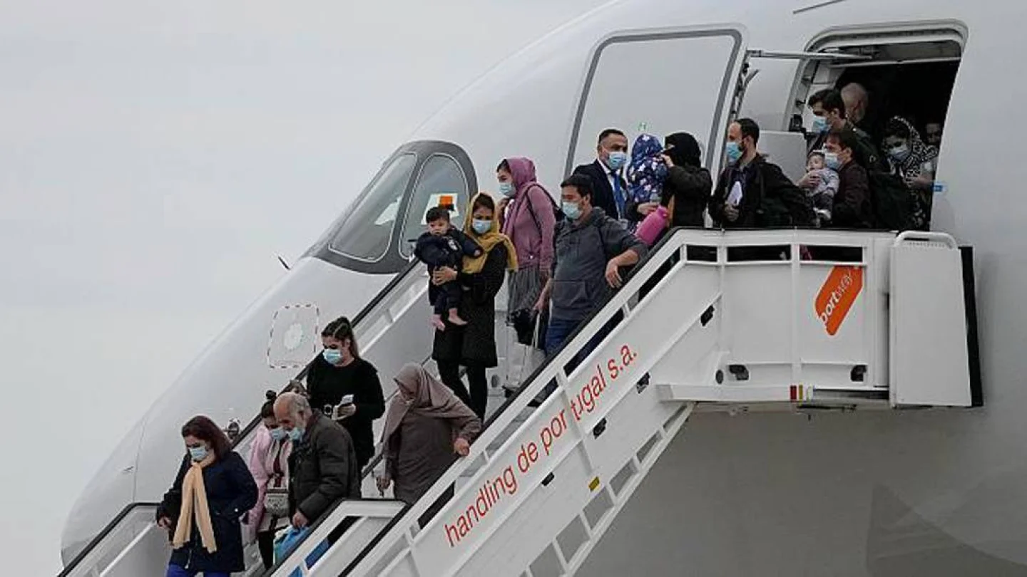 Portekiz'in başkenti Lizbon'daki askeri havaalanına inen Afgan sığınmacılar