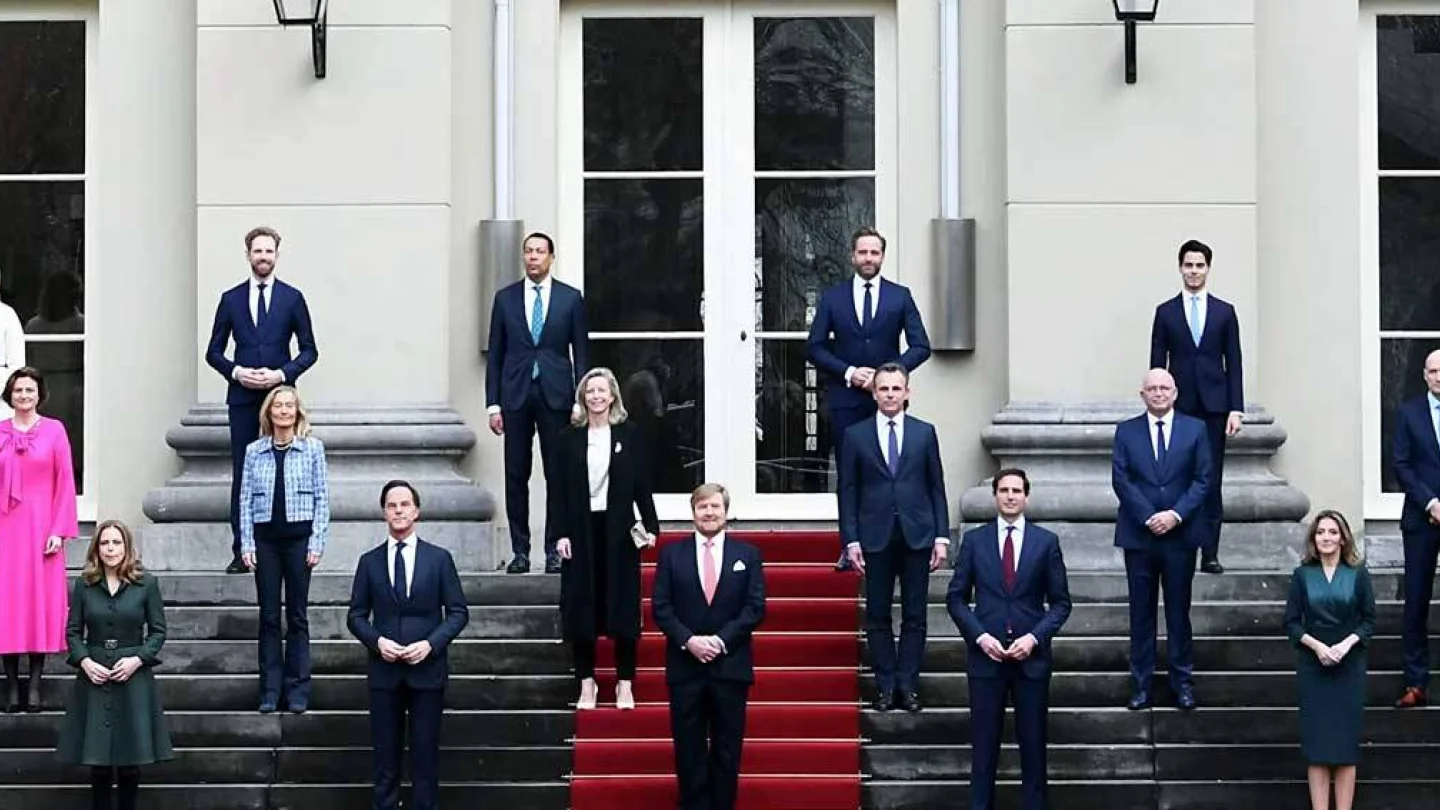 Yeni Bakanlar Kurulu üyeleri sarayın bahçesinde Kral ile toplu fotoğraf çekildi. 