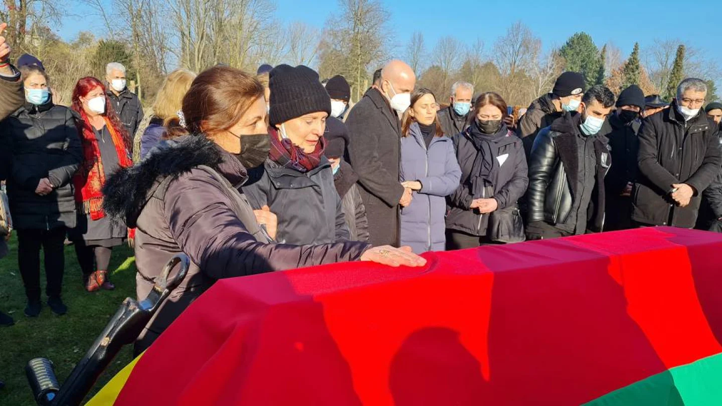 Ayfer Ünlübayır (soldan ikinci) eşinin tabutuna sık sık dokunarak veda etti.