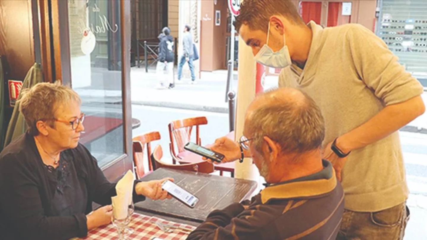 Fransa’da cafe ve restoranlarda aşı kartı kontrolü yapılıyor. 