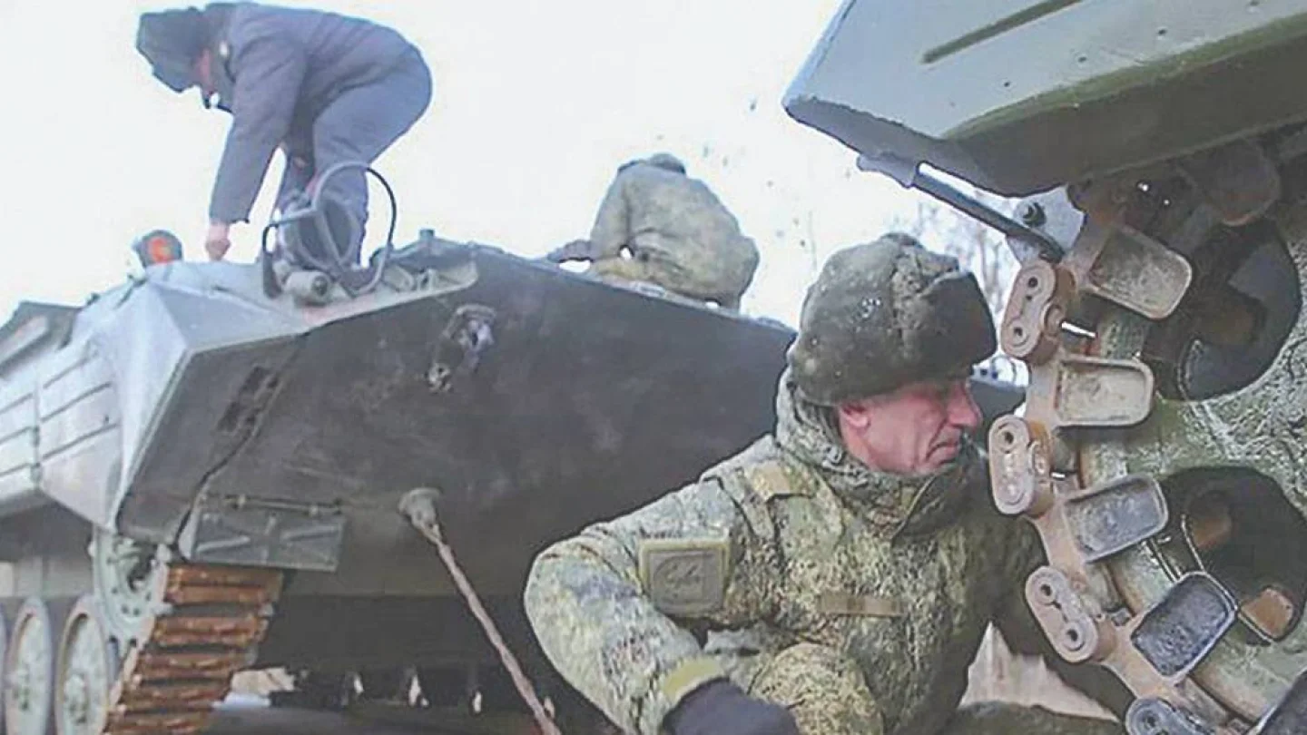 Manevralar için Ukrayna sınırına varan Rus zırhlıları. 