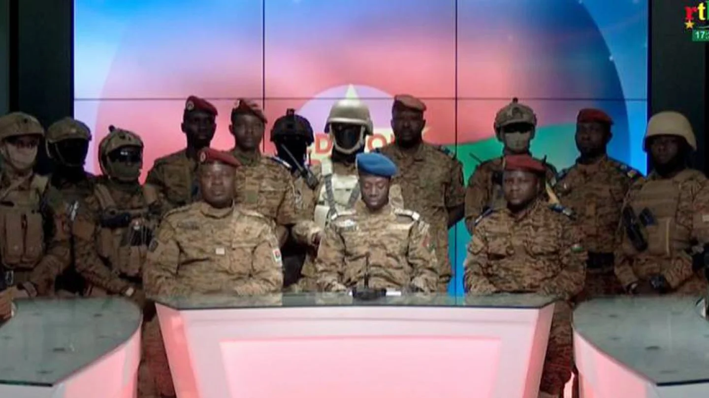 Burkina Faso'da Pazartesi akşamı bir grup asker devlet televizyonu RTB'de darbe bildirisini okudu. 