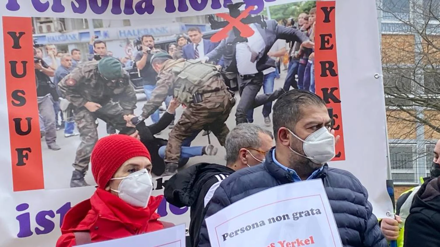 13 Ocak’ta Frankfurt Başkonsluğu önünde toplanan çok sayıda gösterici Yusuf Yerkel’in “Persona non grata/istenmeyen adam” ilan edilmesini istemişti. Foto: Agit Erkendi
