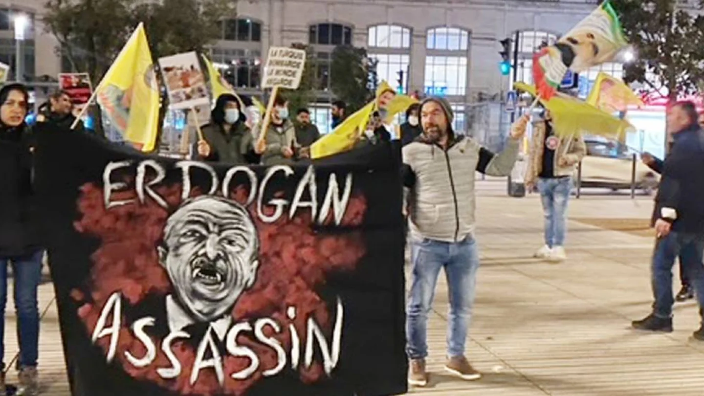 Güney Fransa’nın Toulouse kentinde Türk devletinin eş zamanlı saldırıları “Varız, varolacağız” sloganıyla protesto edildi. 