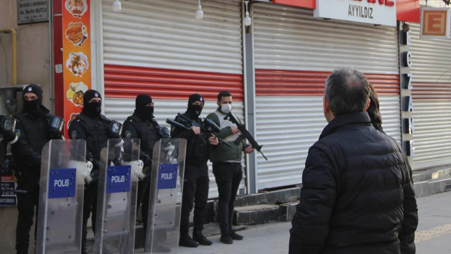 İHD'ye polis baskını