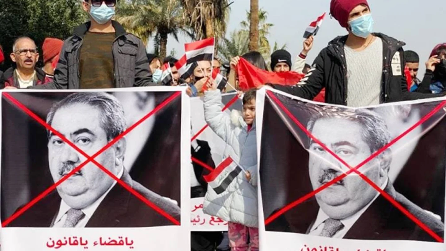 Bağdat’ta sokağa çıkan göstericiler, yolsuzluk yaptığı için yargılanmasını talep ettikleri Zebari’nin cumhurbaşkanlığı makamı yerine hapiste olması gerektiğini söyledi.