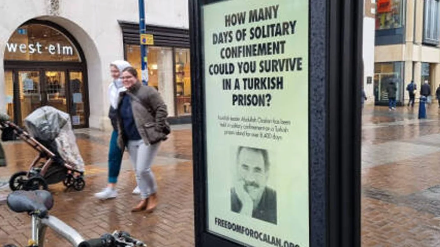 Londra'nın her yanında Öcalan afişleri
