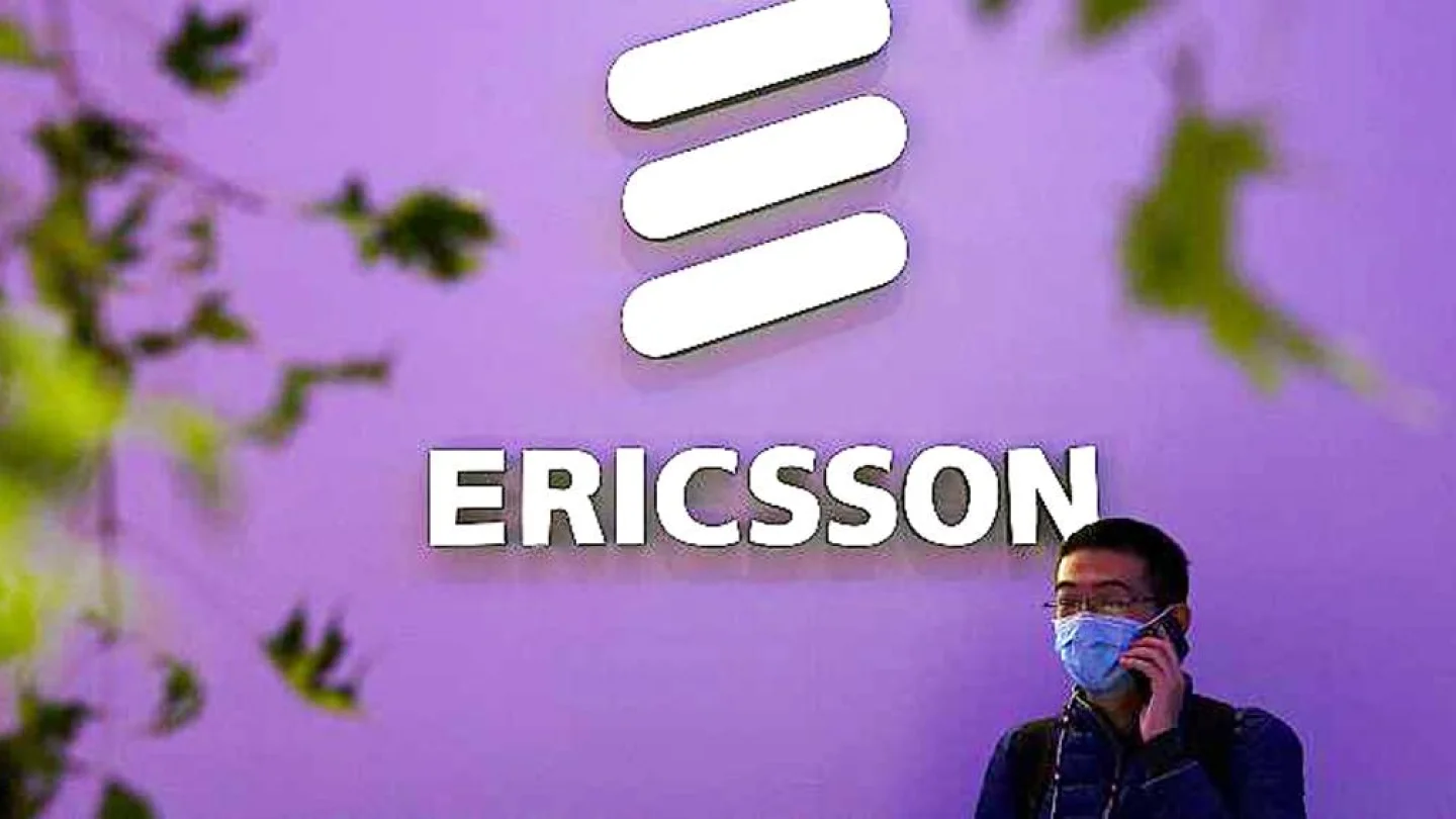 İsveçli teknoloji şirketi Ericsson'ın standı önünde telefonla konuşan bir kişi 