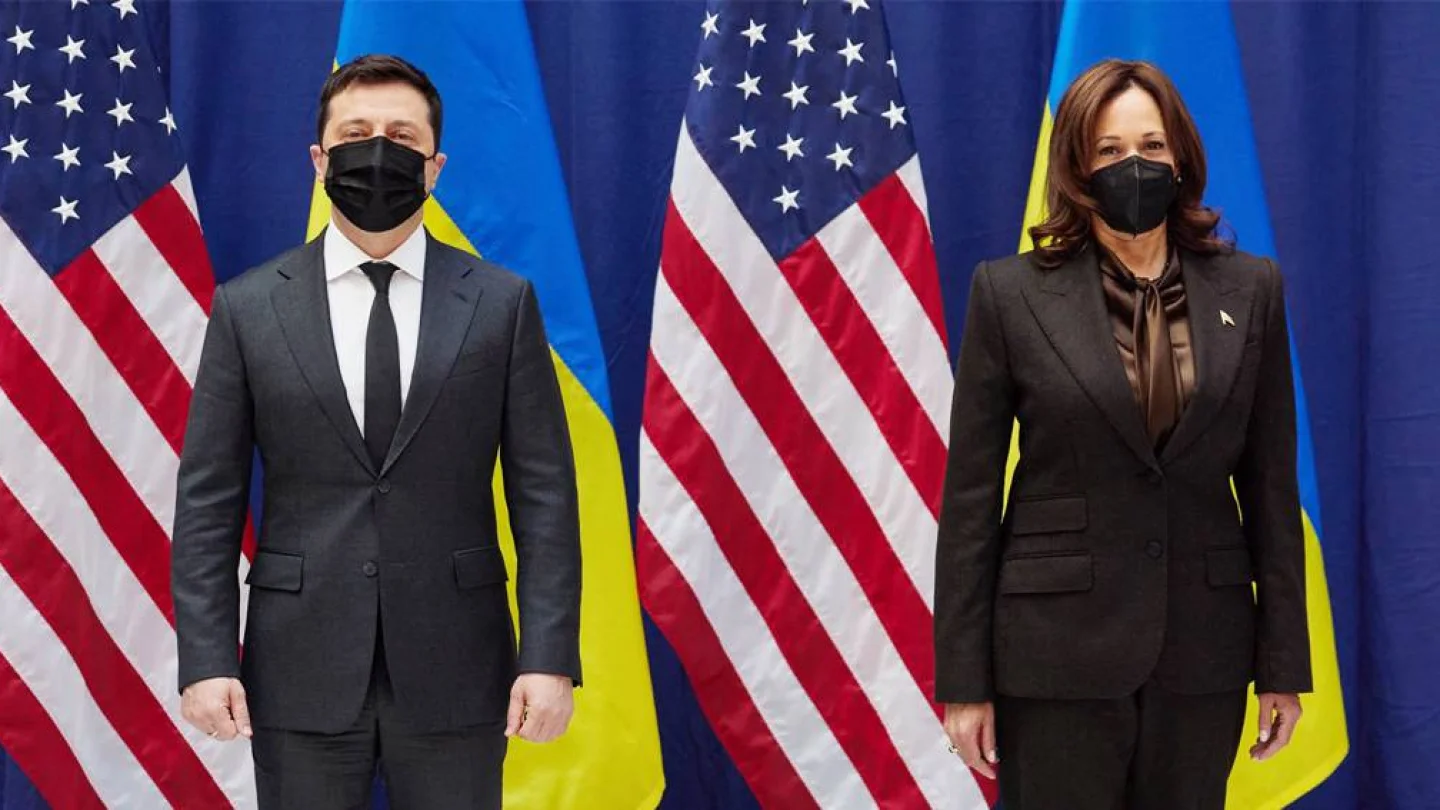 Zelenskiy (solda) zirve sırasında, Biden’ın yardımcısı Harris ile görüştü. Foto: AFP