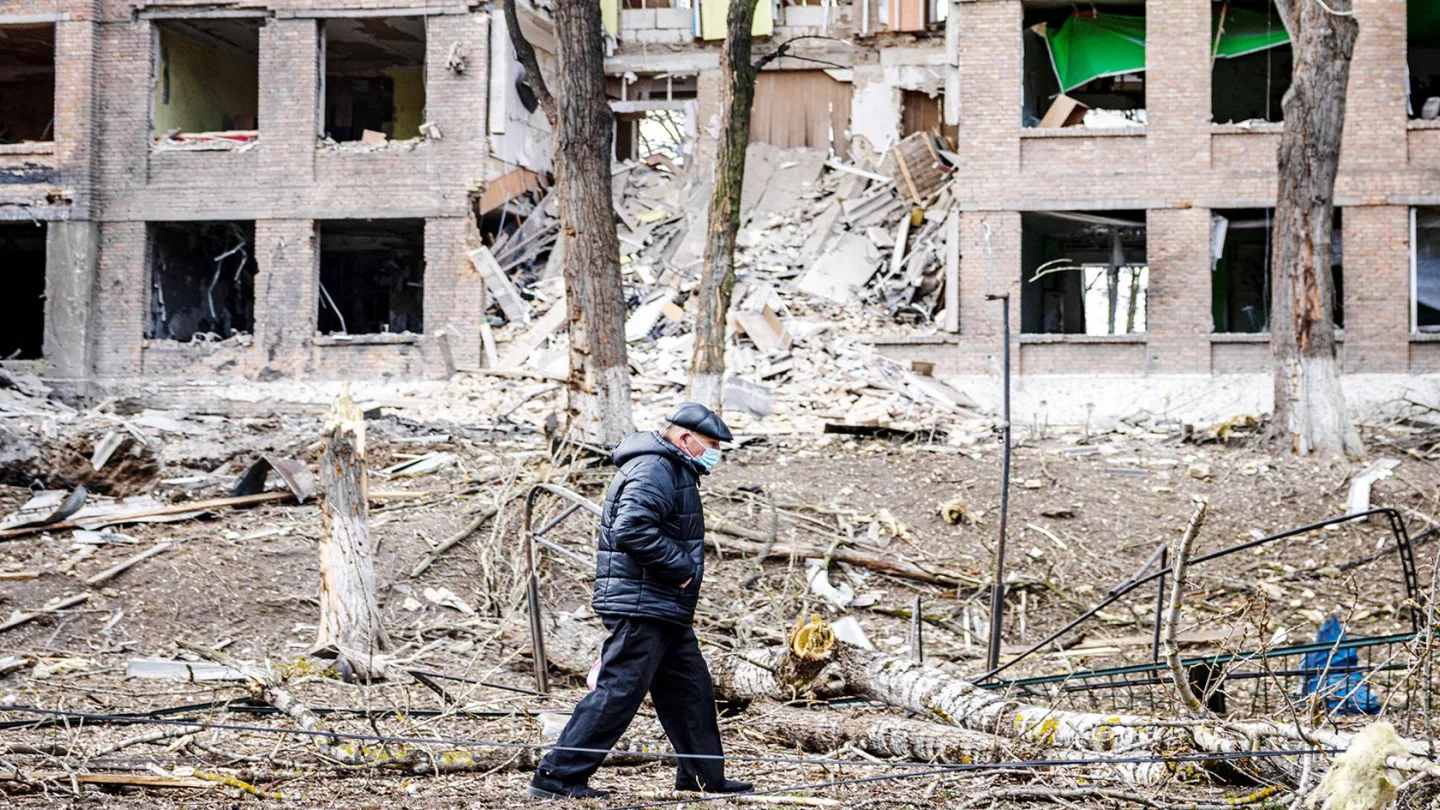 Rus füze saldırısına maruz kalan Kiev yakınlarındaki Vasylkiv kasabası.../foto: AFP