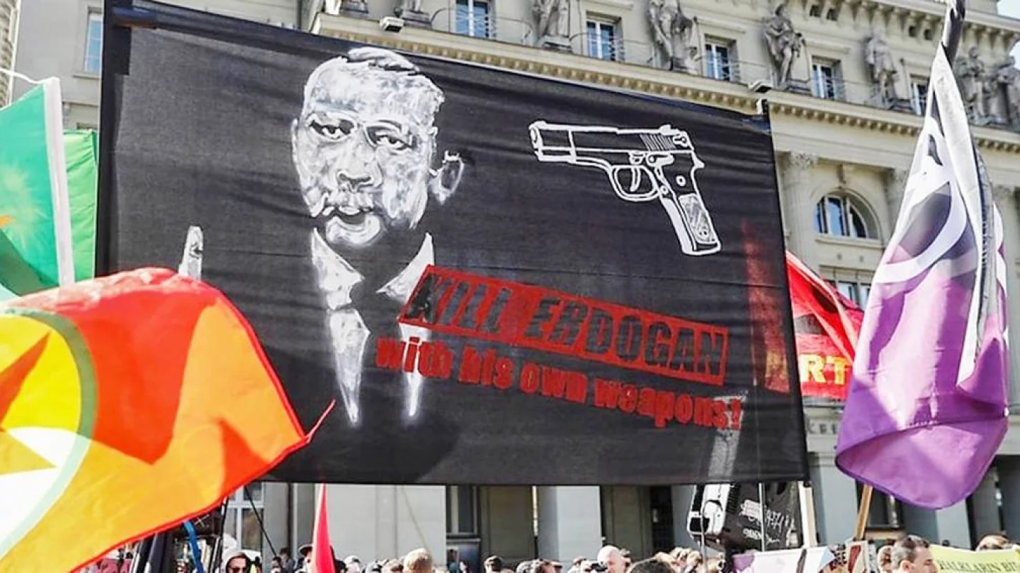 “Erdoğan’ı kendi silahlarıyla öldürün” afişi