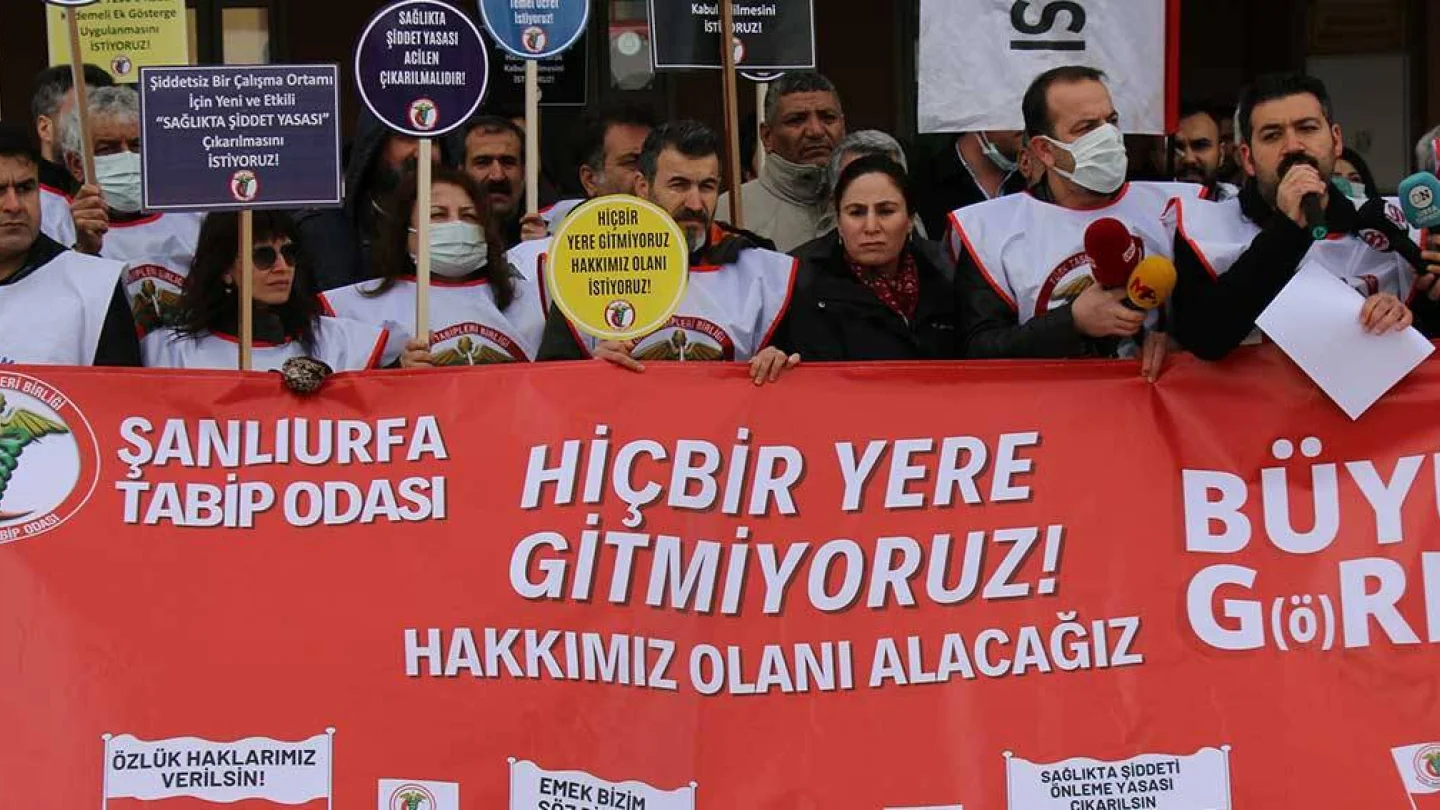 Tayyip Erdoğan’ın “Gidiyorlarsa gitsinler” yönündeki sözlerine de eylem alanlarında karşılık veren hekimler, “Gitmiyoruz, buradayız” açıklaması yaptı. “Haklarımız, emeğimiz ve sağlık hakkımız için üretimden gelen gücümüzle iş bırakıyoruz” diyen doktorlar, bugün de grevde.
