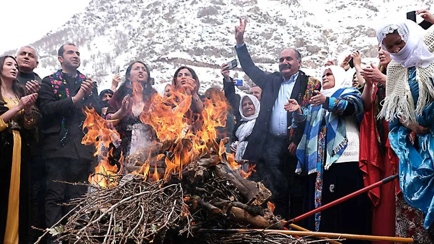 HDP Sözcüsü Ebru Günay, şunları söyledi: “Bugün ilk ateşi Kürdistan’ın kalbinde Kato Dağı’nın eteklerinde yakıyoruz. Yıl, kazanma yılı; Newroz, kazanma Newroz'udur."