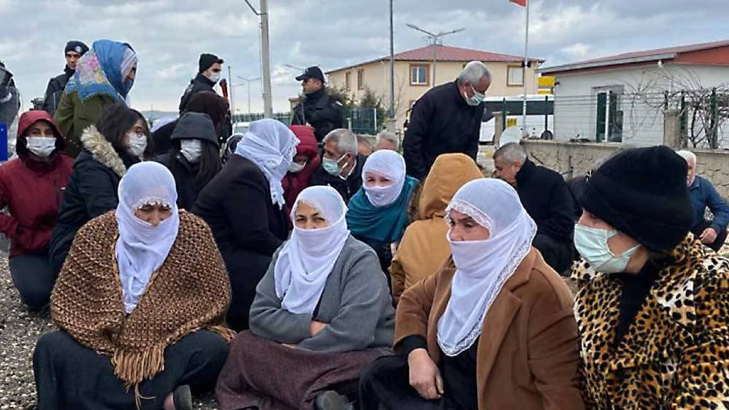 Aileler, eylemleri boyunca sık sık “Bijî berwedana zindanan” ve “Hak, hukuk, adalet” sloganları attı.