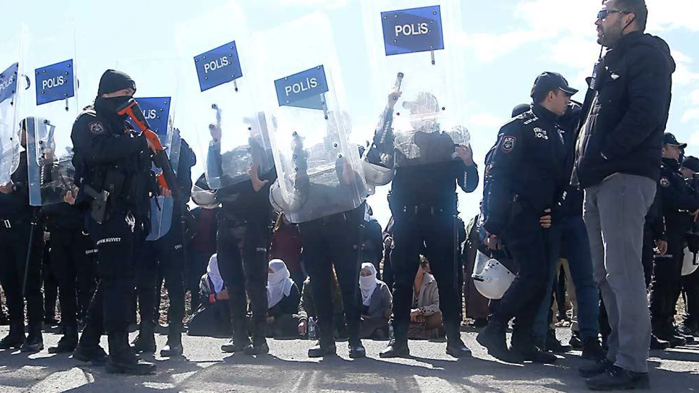 Aileler, sık sık alkışlarla polis engeline tepki göstererek, “Hak, hukuk, adalet” ve “Bijî berwedana zindanan” sloganları attı.