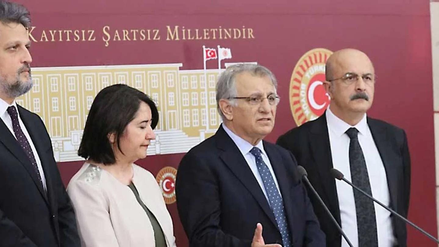  Batman Milletvekili Necdet İpekyüz, “2013-215’te enflasyon ve işsizlik tek hanelerdeydi. Şimdi geldiğimiz nokta ortada. Bunun maliyeti Kürt illerinde artıyor. Demokrasiden uzaklaştığınız sürece ekonominiz kırılgan olur.“