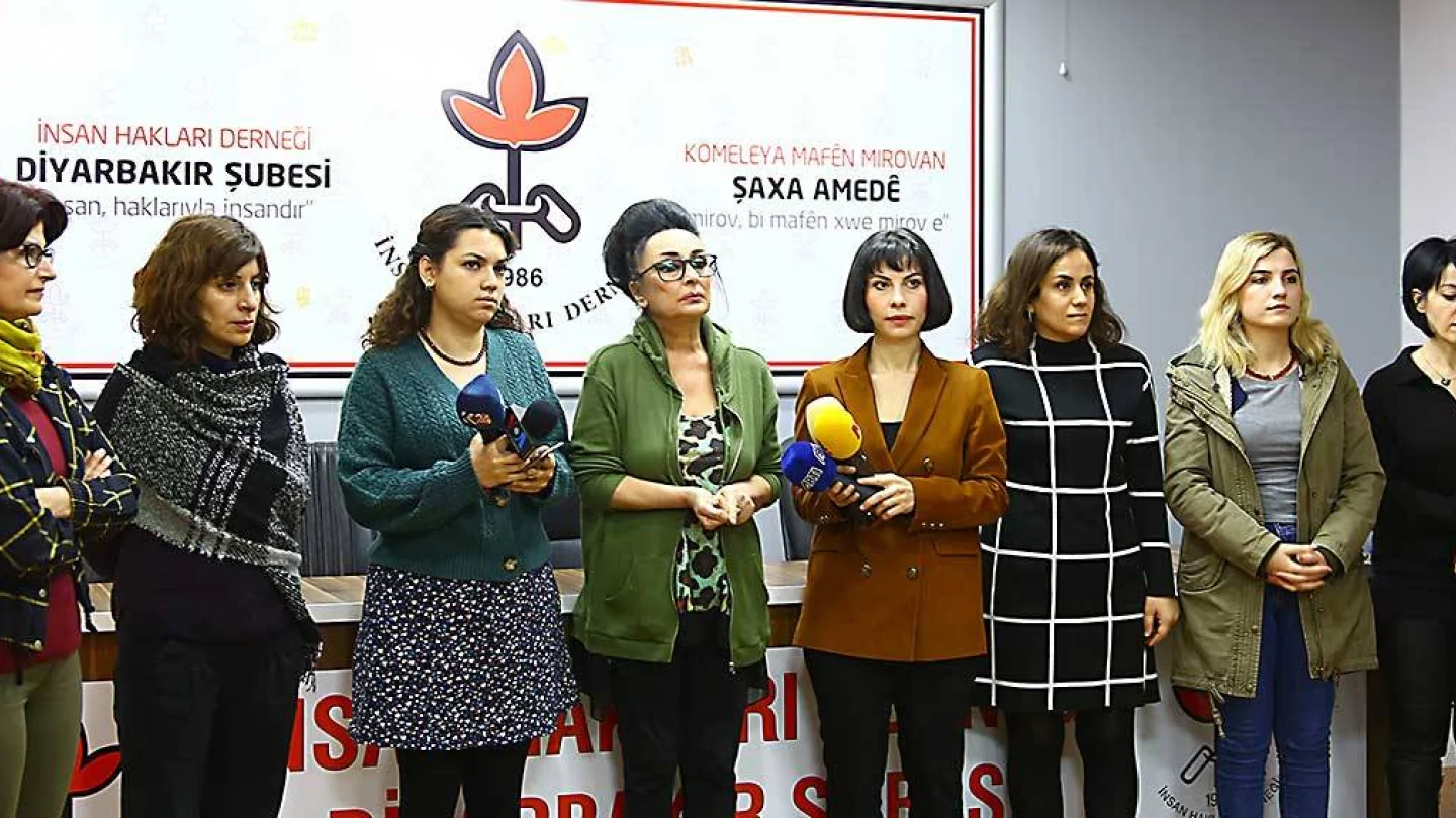İHD Eşbaşkanı Eren Keskin, “Eğer siz çözümden, özellikle Kürt sorununun, kadına yönelik şiddetin çözümünden söz ediyorsanız taraf olmak zorundasınız. Gözaltına alınan kadın arkadaşlarımızın derhal serbest bırakılmasını, onlarla dayanışmanın yükseltilmesini talep ediyoruz” dedi.  