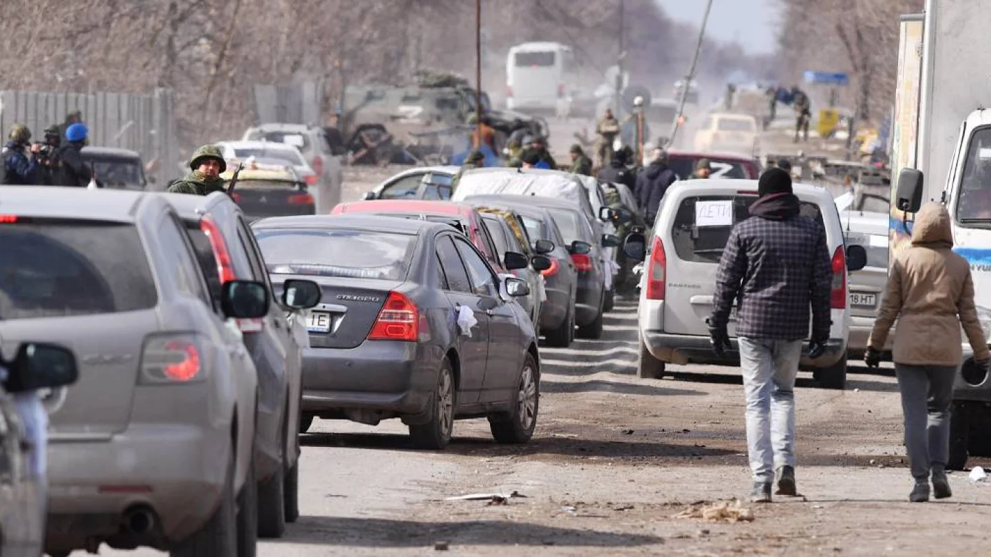 Rus ordusunun yoğun saldırısı altındaki stratejik liman kenti Mariupol’de siviller araçlarıyla veya yaya olarak kaçıyor. Foto: AFP