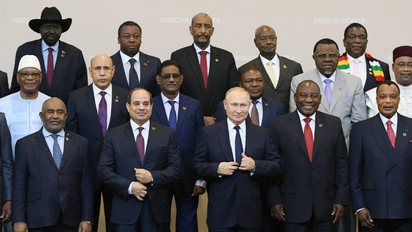 Rusya Devlet Başkanı Vladimir Putin ile Afrika ülkeleri liderleri Soçi’deki Rusya-Afrika zirvesinde aile fotoğrafı için hazırlanırken. 2019 yılında gerçekleştirilen zirvede Rusya ile Afrika ülkeleri arasında çok sayıda anlaşma imzalanmıştı. Foto: AFP