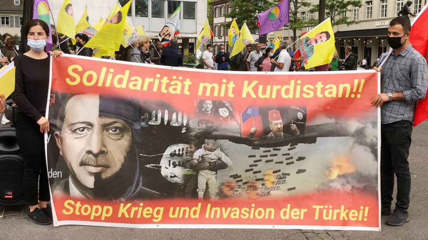 KCDK-E, Türk devletinin KDP ile birlikte planladığı işgal saldırılarına karşı koymak için tüm Kürdistanlıları yarın üç kıtada yapılacak yürüyüşlere davet etti. 
