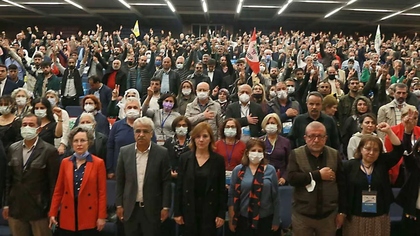 HDP Eşbaşkanı Mithat Sancar, “Ankara, devletin asık suratlı zalim gri rengiyle tanınır ama biz Ankara’yı halkların yer alacağı şehir haline getireceğiz” dedi.